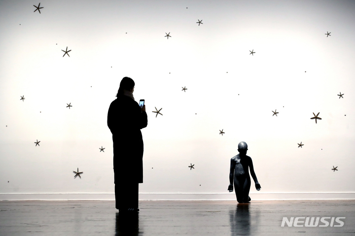 [서울=뉴시스] 박진희 기자 = 서울시립미술관이 14일 서울 중구 서울시립미술관 서소문관에서 '키키 스미스-자유낙하' 전시 개막을 앞두고 언론 공개행사를 갖고 작품 '푸른 소녀'를 선보이고 있다. '키키 스미스-자유낙하'는 1980~1990년대 여성성과 신체를 다룬 구상조각으로 세계적 주목을 받아온 작가 키키 스미스(Kiki Smith)의 아시아 첫 미술관 개인전이다. 이번전시에서는 조각, 판화, 사진, 태피스트리, 아티스트북 등 다양한 매체를 아우르는 작품 140여 점이 전시된다. 2022.12.14. pak7130@newsis.com