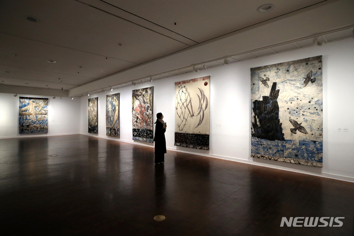 [서울=뉴시스] 박진희 기자 = 서울시립미술관이 14일 서울 중구 서울시립미술관 서소문관에서 '키키 스미스-자유낙하' 전시 개막을 앞두고 언론 공개행사를 갖고 140여 점의 작품을 선보이고 있다. '키키 스미스-자유낙하'는 1980~1990년대 여성성과 신체를 다룬 구상조각으로 세계적 주목을 받아온 작가 키키 스미스(Kiki Smith)의 아시아 첫 미술관 개인전이다. 이번전시에서는 조각, 판화, 사진, 태피스트리, 아티스트북 등 다양한 매체를 아우르는 작품이 전시된다. 2022.12.14. pak7130@newsis.com