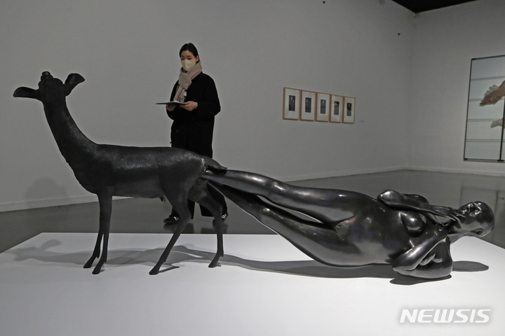 [서울=뉴시스] 박진희 기자 = 서울시립미술관이 14일 서울 중구 서울시립미술관 서소문관에서 '키키 스미스-자유낙하' 전시 개막을 앞두고 언론 공개행사를 갖고 작품 '탄생'을 선보이고 있다. '키키 스미스-자유낙하'는 1980~1990년대 여성성과 신체를 다룬 구상조각으로 세계적 주목을 받아온 작가 키키 스미스(Kiki Smith)의 아시아 첫 미술관 개인전이다. 이번전시에서는 조각, 판화, 사진, 태피스트리, 아티스트북 등 다양한 매체를 아우르는 작품 140여 점이 전시된다. 2022.12.14. pak7130@newsis.com