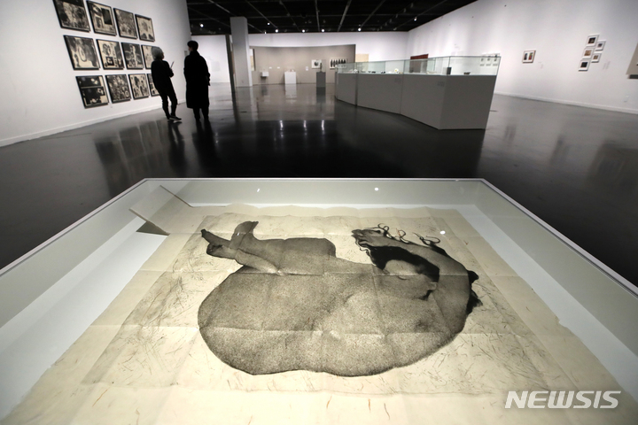 [서울=뉴시스] 박진희 기자 = 서울시립미술관이 14일 서울 중구 서울시립미술관 서소문관에서 '키키 스미스-자유낙하' 전시 개막을 앞두고 언론 공개행사를 갖고 작품 '자유낙하'를 선보이고 있다. '키키 스미스-자유낙하'는 1980~1990년대 여성성과 신체를 다룬 구상조각으로 세계적 주목을 받아온 작가 키키 스미스(Kiki Smith)의 아시아 첫 미술관 개인전이다. 이번전시에서는 조각, 판화, 사진, 태피스트리, 아티스트북 등 다양한 매체를 아우르는 작품 140여 점이 전시된다. 2022.12.14. pak7130@newsis.com