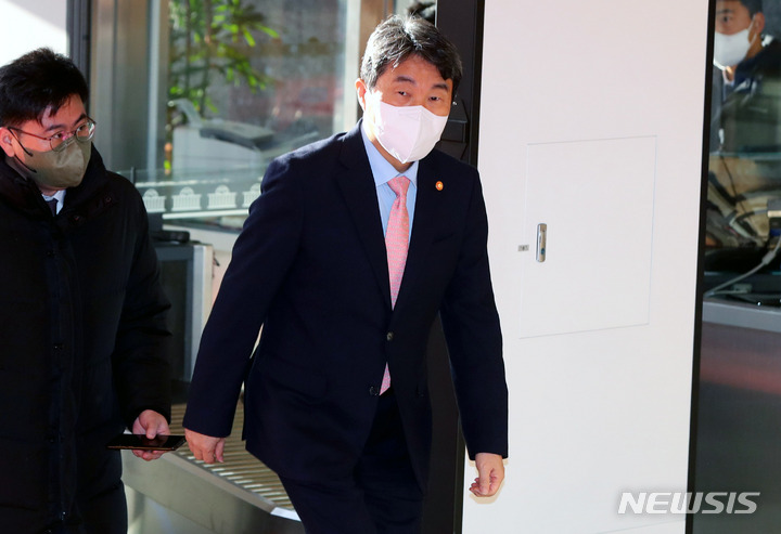 [서울=뉴시스] 추상철 기자 = 이주호 사회부총리 겸 교육부 장관이 지난 14일 오전 서울 여의도 국회로 들어서고 있다. 2022.12.16. scchoo@newsis.com