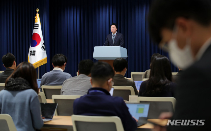 [서울=뉴시스] 홍효식 기자 = 이재명 부대변인이 14일 오후 서울 용산 대통령실 청사 브리핑룸에서 신한울 원전 관련 브리핑을 하고 있다. 2022.12.14. yesphoto@newsis.com