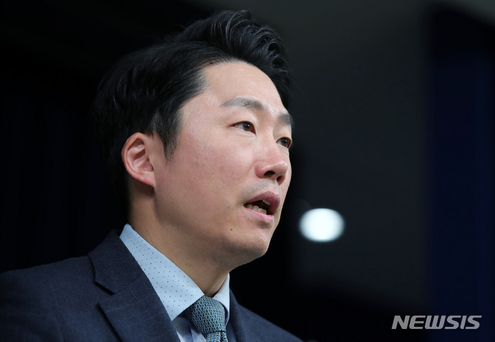 [서울=뉴시스] 홍효식 기자 = 이재명 부대변인이 14일 오후 서울 용산 대통령실 청사 브리핑룸에서 신한울 원전 관련 브리핑을 하고 있다. 2022.12.14. yesphoto@newsis.com