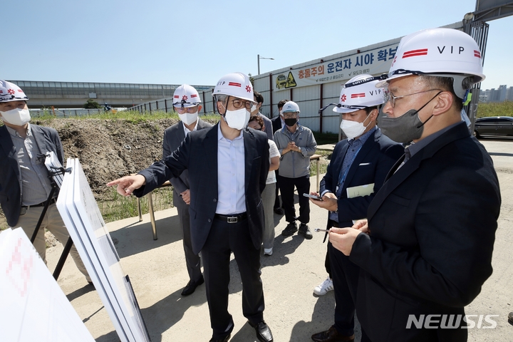 [인천=뉴시스] 김진용 인천경제자유구역청장이 청라국제도시 공사현장을 방문해 점검을 하고 있다. (사진=인천경제청 제공)