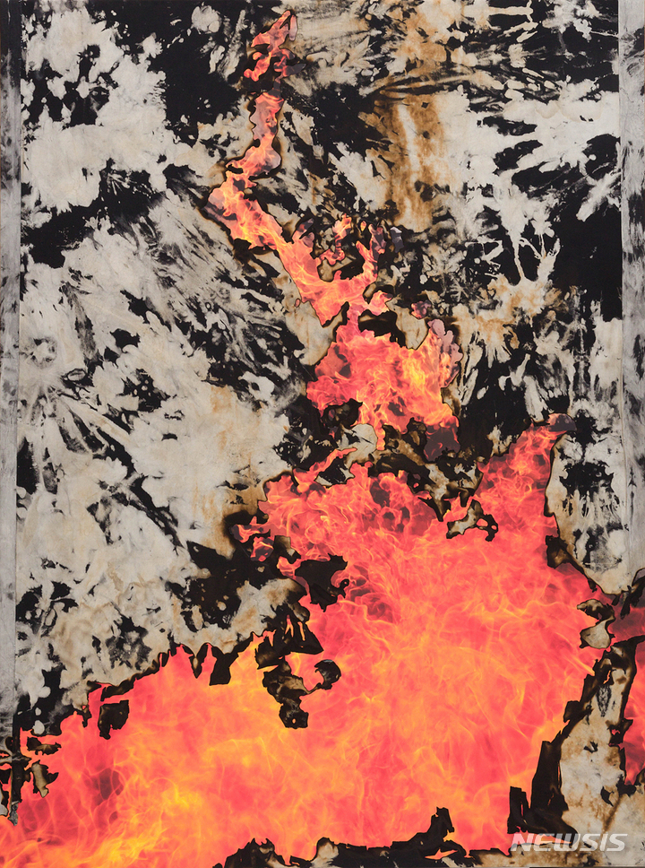 [서울=뉴시스]코라크릿 아룬나논차이, As I lay me down to sleep, I hear you speak to me… See you again in a world where roses bloom. There the angels will always sing and everyday words will sound like a love song.〉 2022 Burnt bleached denim on inkjet print on canvas 218.4 x 162.6 cm Courtesy of the artist and Kukje Gallery 사진: Thapphawut Parinyapariwat 이미지 제공: 국제갤러리