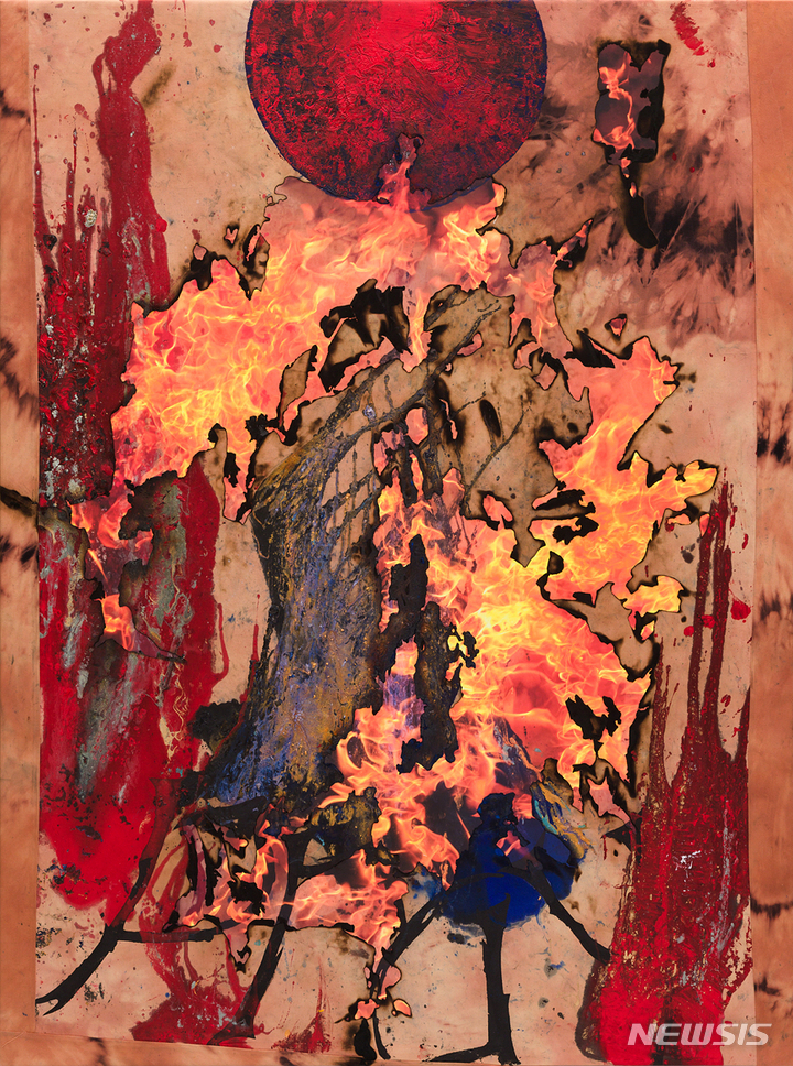 [서울=뉴시스]코라크릿 아룬나논차이, You who wish to find prayers, look for it in the ashes, 2022, Metallic paint and acrylic polymer on bleached denim on inkjet print on canvas 218.4 x 162.6cm Courtesy of the artist and Kukje Gallery 사진: Thapphawut Parinyapariwat 이미지 제공: 국제갤러리