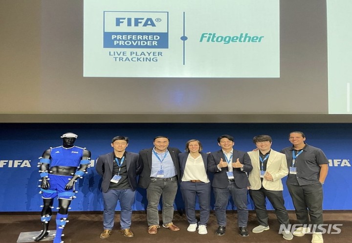 [서울=뉴시스]차 의과학대 스포츠의학대학원 홍정기 원장이 국제축구연맹(FIFA)이 개최한 'FIFA 리서치 심포지엄(Reserch Symposium) 2022'에 글로벌 축구과학기업 핏투게더 자문교수로 참석해 핏투게더와 개발한 '전자 퍼포먼스 측정·추적 시스템(Electronic Performance Tracking System·EPTS)' 제품인 ‘RTK-GPS 기술을 활용한 선수 움직임 정밀 측위’를 주제로 발표했다.(사진= 차병원 제공) 2022.12.15