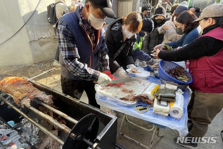 [대구=뉴시스] 정재익 수습기자 = 대현동 이슬람사원 건립 반대 비상대책위원회가 15일 오후 대구 북구 이슬람사원 공사현장 인근에서 '2022 대현동 주민들을 위한 연말 큰잔치'를 열고 돼지고기 바비큐 파티를 하고 있다. 2022.12.15. jjikk@newsis.com