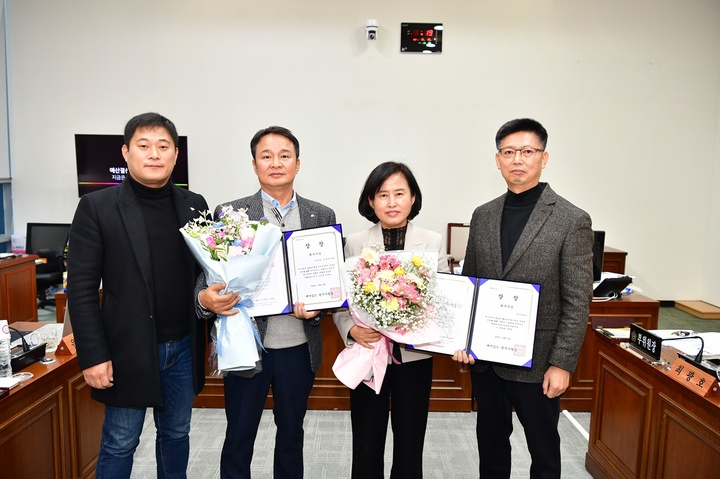 [완주=뉴시스] 강명수 기자 =전북 완주군의회는 김재천 의원이 지역의 시민단체인 ‘깨어있는 완주사람들’이 평가한 행정사무감사 최우수 의원으로 선정됐다고 15일 밝혔다. 사진은 행정사무감사 최우수 김재천(중앙 왼쪽) 의원과 우수피감부서로 선정된 사회적경제과를 대표한 이정희 과장 등이 기념촬영을 하는 모습이다. (사진 =완주군의회 제공) 2022.12.15. photo@newsis.com *재판매 및 DB 금지