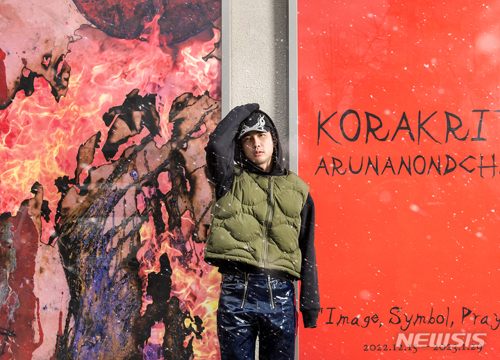 [서울=뉴시스]15일 서울 삼청동 국제갤러리 3관(K3)에서 태국 출신 작가 코라크릿 아룬나논차이 개인전 '이미지, 상징, 기도'가 개막했다.&nbsp; 코라크릿 아룬나논차이 작가. 사진: 안천호 이미지 제공: 국제갤러리.2022.12.15.