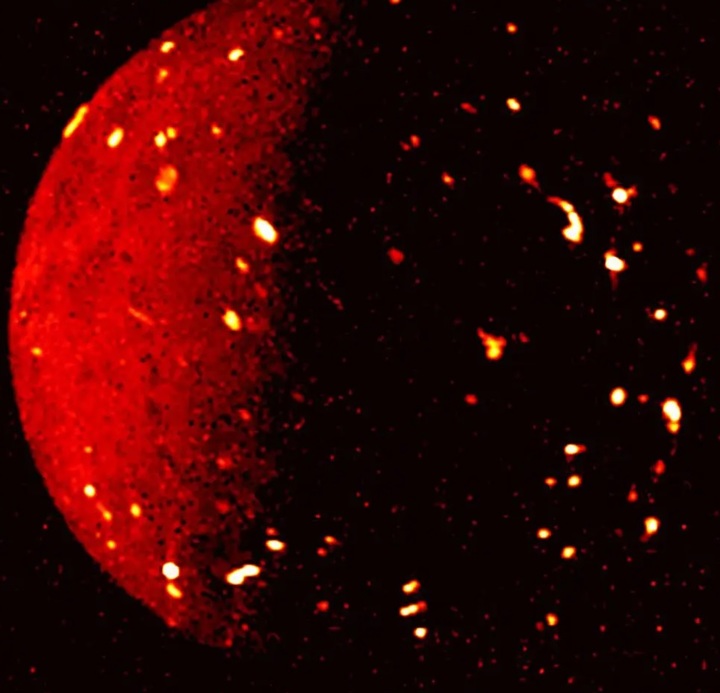 [서울=뉴시스] 나사가 공개한 목성의 위성 '이오'(Io)의 적외선 사진, 위성 표면에 용암이 흐르고 있으며, 용암 호수 부분이 붉은 반점의 형태로 빛나고 있다 (사진출처: 나사 홈페이지 캡처) 2022.12.15.  *재판매 및 DB 금지