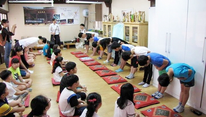 태산선비마을에서 진행 중인 어린이 예절교육. *재판매 및 DB 금지