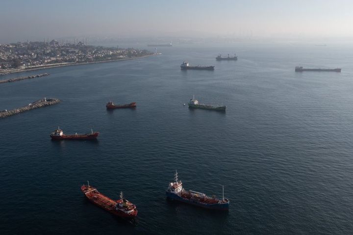 흑해로 들고나는 선박들이 이스탄불 검사소 앞에 모여 있다 *재판매 및 DB 금지