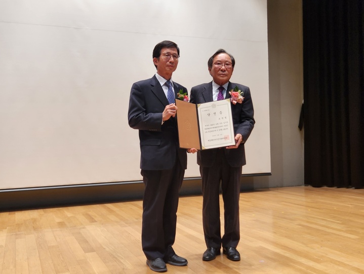 오영철 세종시체육회 당선인(왼쪽)이 당선증을 받은 후 기념사진을 찍고 있다. *재판매 및 DB 금지