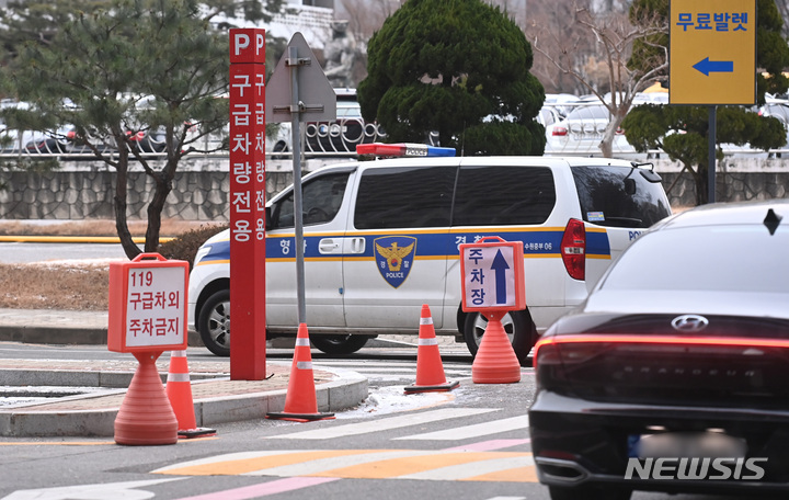 [수원=뉴시스] 김종택 기자 = 대장동 개발 특혜 비리 의혹 사건의 핵심 인물인 김만배 씨가 극단적 선택을 시도해 병원에서 치료를 받고 있다. 김씨는 지난달 24일 구속 기한 만료로 석방돼 최근 불구속 상태에서 재판을 받아 왔다. 사진은 15일 오전 김씨가 입원해 치료중인 경기도 수원시 아주대병원에서 경찰차가 나가고 있는 모습. 2022.12.15. jtk@newsis.com