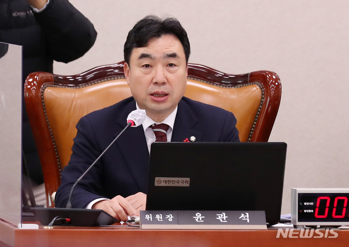 [서울=뉴시스] 이영환 기자 = 윤관석 국회 산업통상자원중소벤처기업위원회 위원장이 15일 서울 여의도 국회 산업통상자원중소벤처기업위원회 전체회의실에서 열린 전체회의를 주재 하고 있다. 2022.12.15. 20hwan@newsis.com