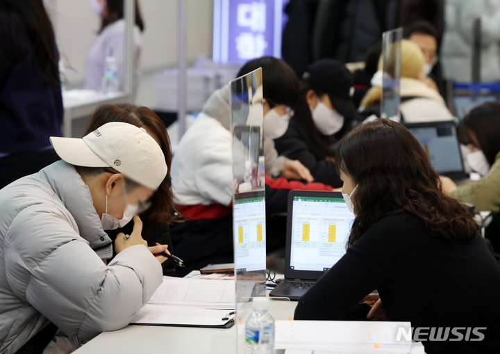 [서울=뉴시스] 조성우 기자 = 15일 오전 서울 강남구 코엑스에서 열린 2023학년도 정시 대학입학정보박람회에서 학생이 상담을 받고 있다. 2022.12.15. xconfind@newsis.com