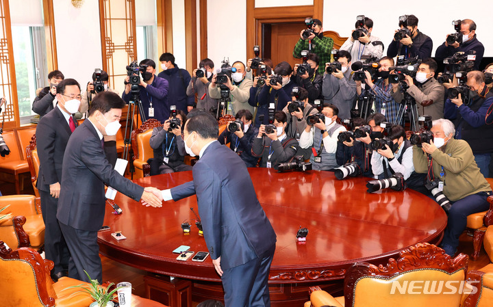 [서울=뉴시스] 추상철 기자 = 주호영 국민의힘 원내대표와 박홍근 더불어민주당 원내대표가 15일 오전 서울 여의도 국회에서 김진표 국회의장과 인사하고 있다. (공동취재사진) 2022.12.015. photo@newsis.com