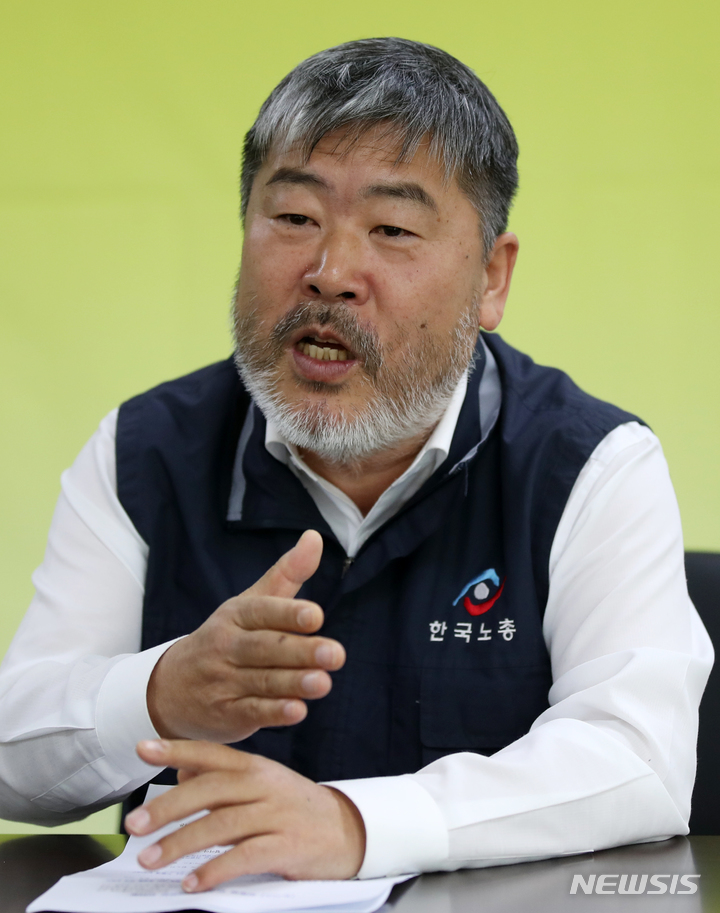 [서울=뉴시스] 고범준 기자 = 김동명 한국노총 위원장이 지난 15일 서울 여의도 한국노총빌딩 위원장실에서 뉴시스와 인터뷰를 하고 있다. 2022.12.15. bjko@newsis.com