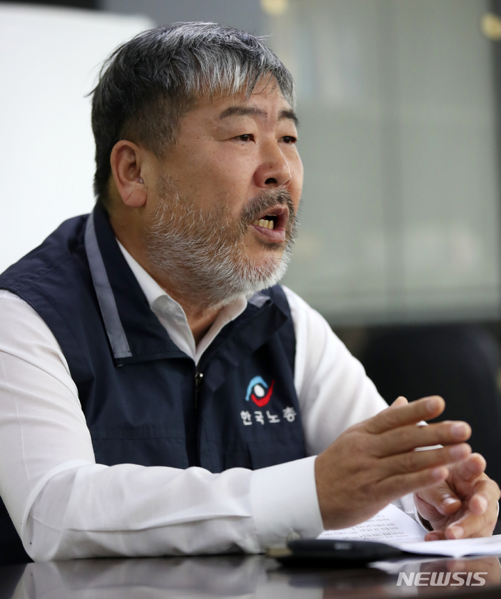 [서울=뉴시스] 고범준 기자 = 김동명 한국노총 위원장이 지난 15일 서울 여의도 한국노총빌딩 위원장실에서 뉴시스와 인터뷰를 하고 있다. 2022.12.15. bjko@newsis.com