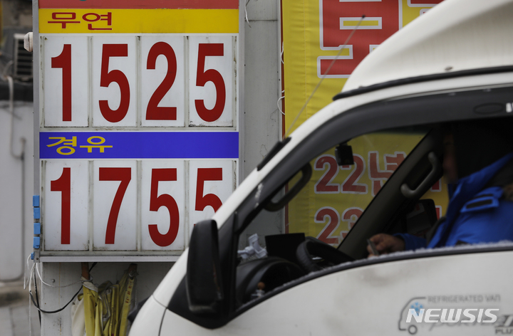 [서울=뉴시스] 고승민 기자 = 11월 수출입물가가 원달러 환율 영향으로 동반하락 했다. 수입물가지수는 전월대비 5.8%, 수출물가지수는 5.2% 하락했다. 수입물가지수 세부품목으론 원유, 경유, 쇠고기 등이 내렸으며 수출물가지수는 농림수산품, 공산품, 컴퓨터 기기 등이 내렸다. 이는 국제유가 및 원달러 환율 하락 영향으로 전년대비 상승세가 둔화되고 있는 모습으로 분석된다. 사진은 15일 서울의 한 주유소 가격표시판 모습. 2022.12.15. kkssmm99@newsis.com