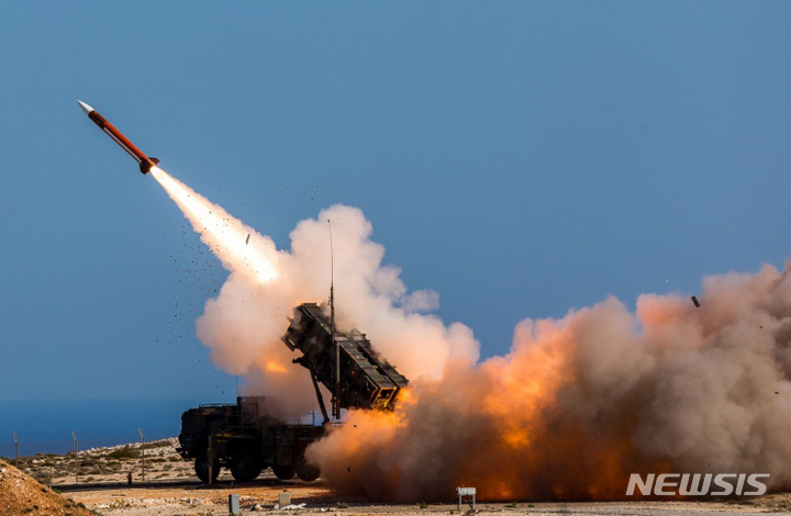 [AP/뉴시스] 북대서양조약기구(NATO·나토)를 중심으로 러시아의 유럽 팽창을 경계해야 한다는 우려 섞인 목소리가 나왔다. 한 고위 관료는 러시아의 미사일 타격을 대비할 시한을 최장 3년으로 봤다. 사진은 지난 2017년 11월8일(현지시간) 그리스 샤니아의 나토 미사일 발사시설에서 패트리엇 미사일이 발사된 모습. 2024.01.29.