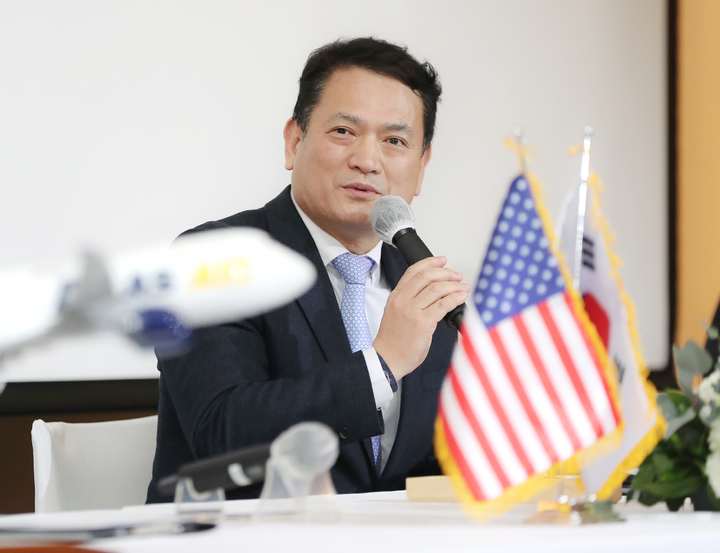 [서울=뉴시스] 김경욱 인천국제공항공사 사장이 15일 인천 중구 파라다이스시티 호텔에서 열린 '美아틀라스항공(AAWW)의 아시아태평양지역 항공정비(MRO) 허브 투자유치 실시협약식'에 참석해 인사말을 하고 있다. (사진=인천국제공항공사 제공) 2022.12.15. photo@newsis.com *재판매 및 DB 금지