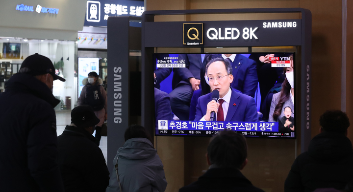 [서울=뉴시스] 김금보 기자 = 시민들이 15일 오후 서울 용산구 서울역 대합실에서 윤석열 대통령 주재 '제1차 국정과제 점검회의' 생중계 방송의 국민패널 질의에 대한 추경호 경제부총리의 답변 장면을 시청하고 있다. 2022.12.15. kgb@newsis.com