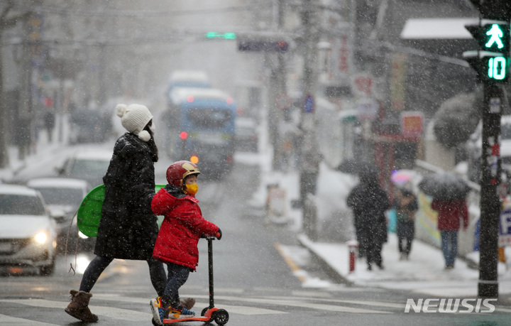 [서울=뉴시스] 김진아 기자 = 서울 등 중부 지방 곳곳에 대설주의보가 내려진 지난 15일 서울 용산구 이태원 일대에 많은 눈이 내리고 있다. 2022.12.15. bluesoda@newsis.com