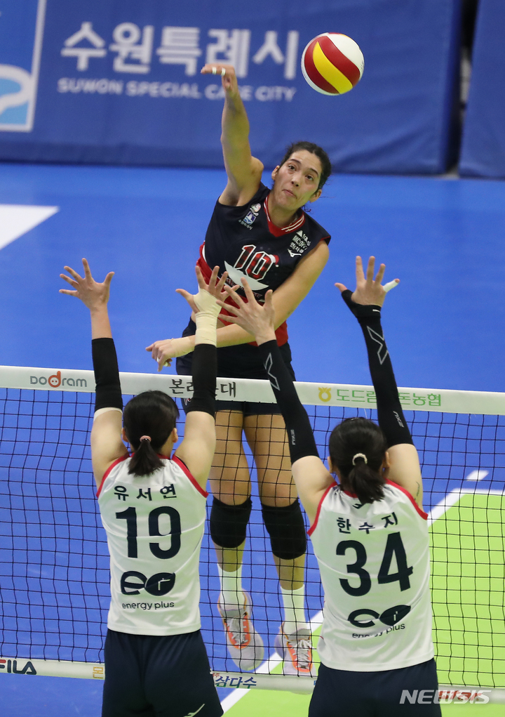 [수원=뉴시스] 김금보 기자 = 15일 경기 수원시 수원실내체육관에서 열린 2022-2023 V리그 현대건설 대 GS칼텍스의 경기 1세트, 현대건설 야스민이 공격하고 있다. 2022.12.15. kgb@newsis.com