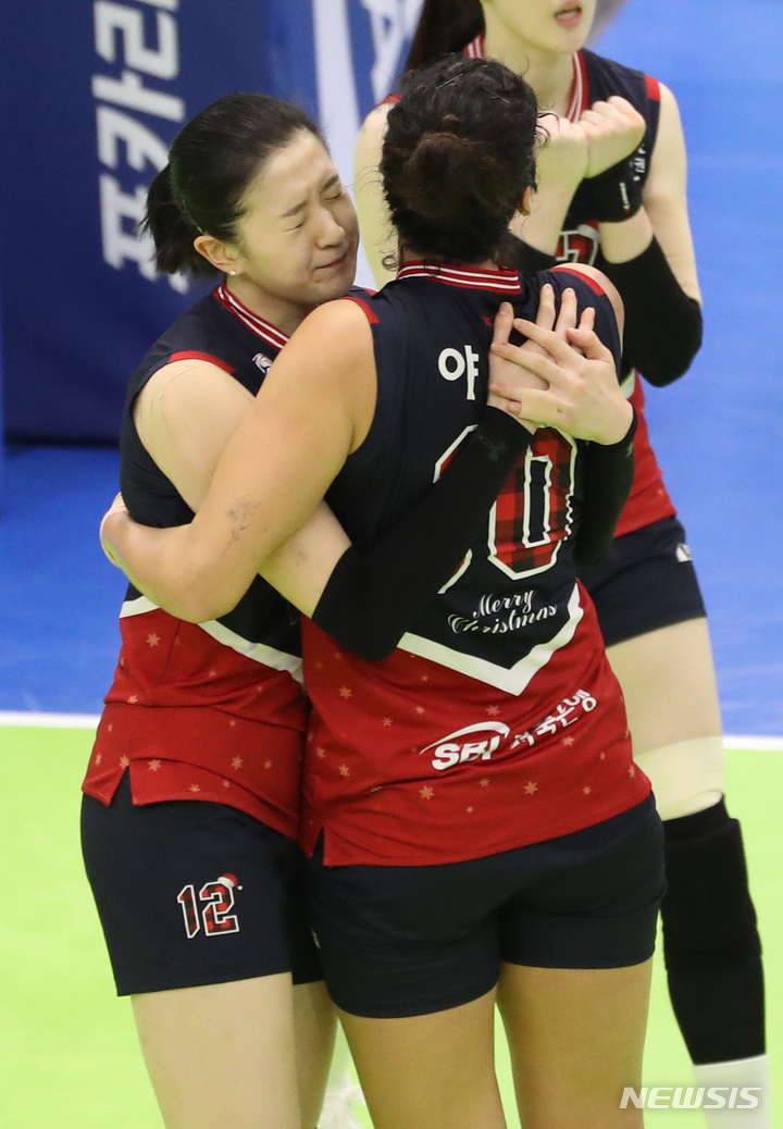 [수원=뉴시스] 김금보 기자 = 15일 경기 수원시 수원실내체육관에서 열린 2022-2023 V리그 현대건설 대 GS칼텍스의 경기 현대건설이 세트스코어 3대1로 승리했다. 개막 13연승 신기록을 세운 현대건설 이다현과 야스민이 끌어안고 있다. 2022.12.15. kgb@newsis.com