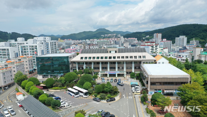 [통영=뉴시스] 신정철 기자= 경남 통영시가 오는 19일 시행하는 공무직 사무보조 면접시험에 경쟁률이 23.6대 1에 달해 공무원에 대한 선호도가 높게 나타나고 있다.사진은 통영시청 전경.(사진=뉴시스DB).2022.12.16. photo@newsis.com