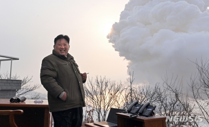 [서울=뉴시스] 북한이 16일 서해 위성발사장에서 대출력 고체연료 발동기(로켓엔진) 지상분출시험에 성공했다고 밝혔다. 현장에 참관한 김정은 국무위원장. (사진=노동신문 갈무리) 2022.12.16