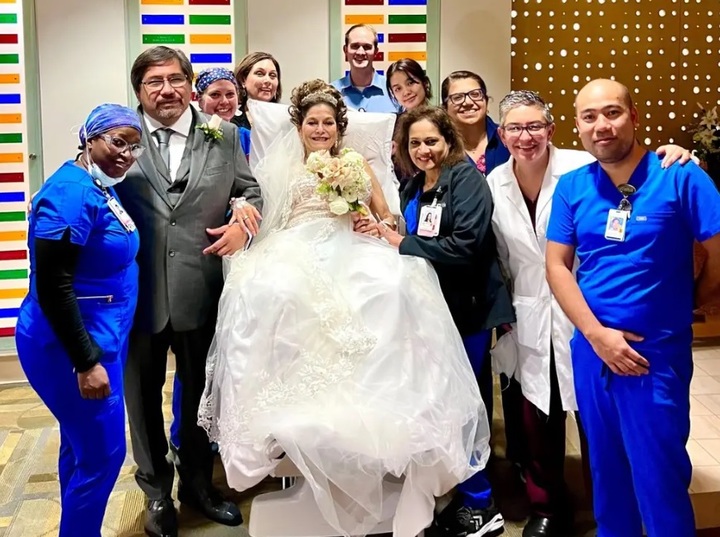 [서울=뉴시스] 결혼식을 치른 이후 기념사진을 촬영하고 있는 노리나, 시한부 선고를 받은 노리나를 위해 약혼자 레이는 12시간 만에 결혼식을 준비했다 (사진출처: 메모리얼 허먼 병원) 2022.12.16. *재판매 및 DB 금지