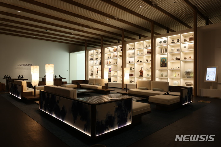 [서울=뉴시스] 국립중앙박물관이 16일 새롭게 단장한 기증관의 '기증Ⅰ실'을 공개했다. 사진은 기증Ⅰ실 '나눔의 서재'. (사진=국립중앙박물관 제공) 2022.12.16. photo@newsis.com *재판매 및 DB 금지
