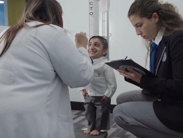 [서울=뉴시스] '세계에서 가장 작은 사람'으로 기네스북에 정식 등재된 아프신 에스마일 가데르자데(20), 아프신은 등재 이후 부모의 부담을 줄여주고 싶다는 소망을 밝혔다 (사진출처: 기네스 세계기록 캡처) 2022.12.16. *재판매 및 DB 금지