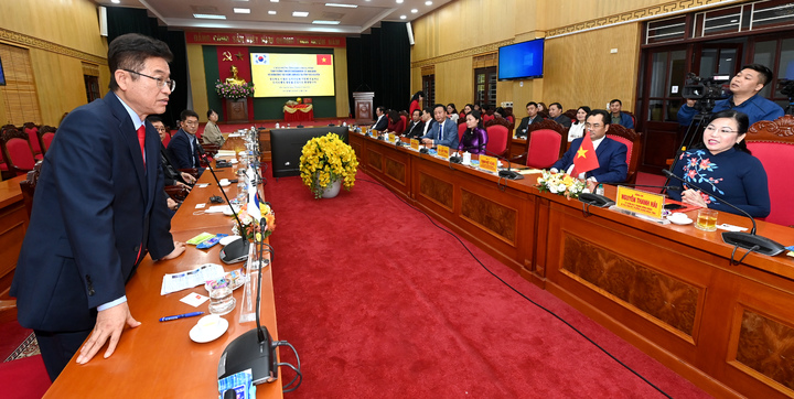 [안동=뉴시스] 이철우 경북지사가 2022년 12월 15일 베트남 타이응우옌성을 방문해 응우옌 탄 하이 당서기(오른쪽)를 비롯한 찐 비엣 훙 성장, 팜 황 썬 인민위원회 의장과 대화를 나누고 있다. (사진=경북도 제공) 2022.12.16 *재판매 및 DB 금지