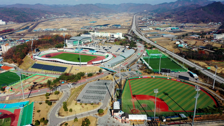 [보은=뉴시스] 안성수 기자 = 충북 보은군이 한국야구위원회(KBO) 야구센터로 선정됐다. KBO야구센터 건립은 한국야구의 지속 성장과 건강한 생태계 구축을 위한 야구클러스터 구축사업이다. 군은 야구장 2면, 실내 야구연습장, 선수 전용 트레이닝 시설 등을 보유해 야구센터 지원 자격을 충족했다. 2022.12.16. photo@newsis.com *재판매 및 DB 금지