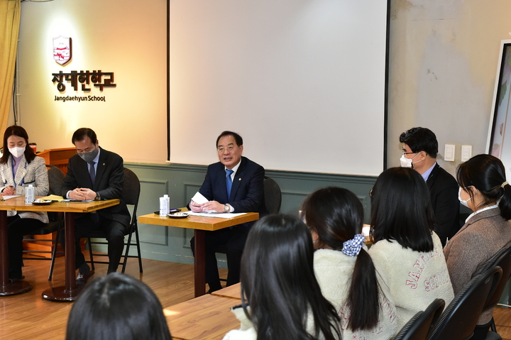 [부산=뉴시스] 부산시교육청은 16일 오후 강서구 소재 영호남 유일의 탈북학생 대안학교인 장대현학교를 방문, 탈북 학생들의 교육지원 강화 방안을 논의하는 '찾아가는 교육감 만난Day!' 행사를 가졌다고 밝혔다. (사진=부산교육청 제공) *재판매 및 DB 금지