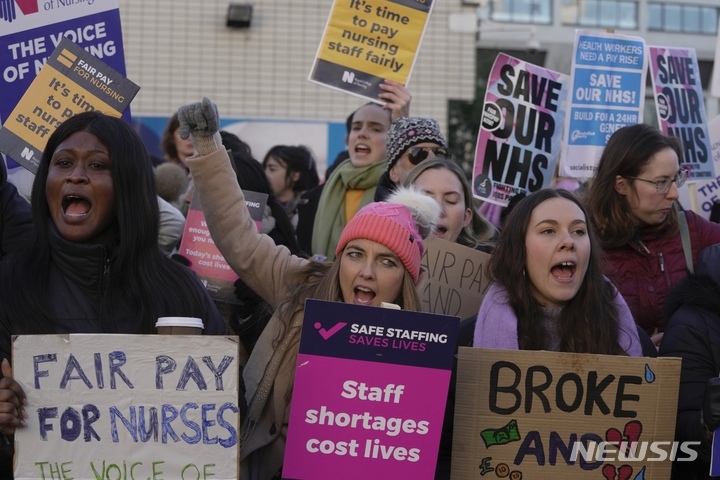 [AP/뉴시스] 15일 런던의 토마스 병원. 영국, 웨일스, 아일랜드의 간호사들이 왕립간호대학(RCN) 106년 역사상 가장 큰 파업을 벌이고 있다. 2022.12.15 *재판매 및 DB 금지
