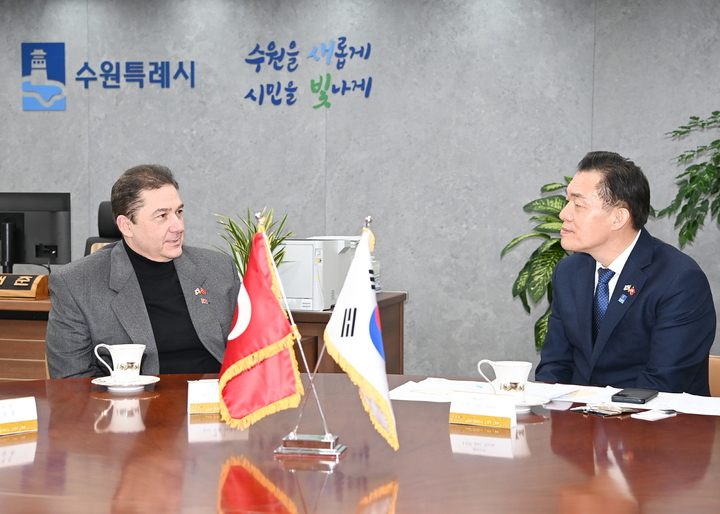 [수원=뉴시스] 16일 경기 수원시청 시장 집무실에서 이재준 시장과 살리 무랏 타메르 주한 튀르키예 대사가 두 나라 간 협력방안을 논의하고 있다. (사진=수원시 제공) 2022.12.16. photo@newsis.com *재판매 및 DB 금지