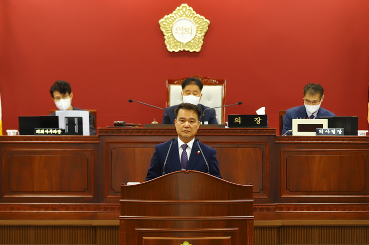 16일 열린 고창군의회의 제294회 제2차 정례회 본회의, 조민규 의원이 나와 '서남권 해상풍력 공동접속설비(송전선로) 건설 재검토 결의안'에 대한 제안설명을 하고 있다. *재판매 및 DB 금지