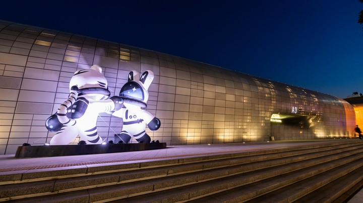 빛 조형물. 사일로랩(Silolab), BYEONKI 작품명 : <2023 HIGH! FIVE!>제작연도 : 2022 매체 : Installaion 설치 *재판매 및 DB 금지