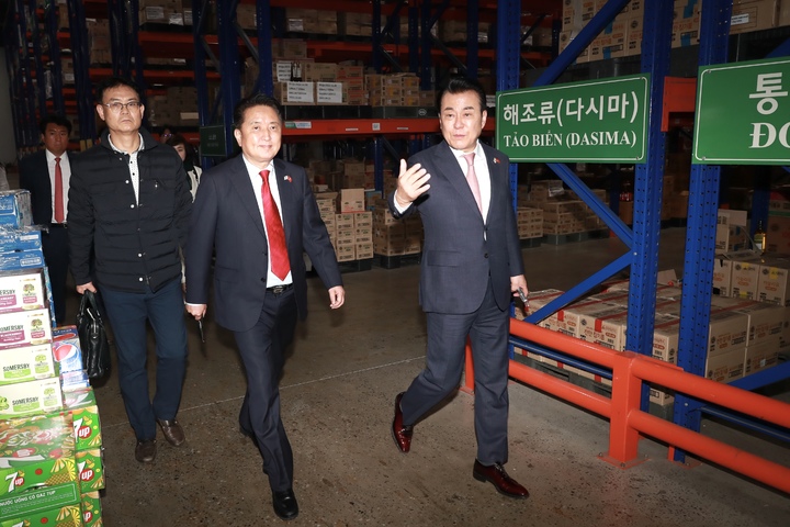 [청주=뉴시스] 안성수 기자 = 16일 김영환 충북지사가 고상구 K마켓 회장과 ‘충북 농식품 수출증대를 위한 상호협력 협약서’를 체결한 뒤 현장 시찰을 돌고 있다. K마켓은 베트남에서 한국식품을 유통하는 베트남 100대 브랜드에 이름을 올린 대형 매장이다. (사진=충북도 제공) 2022.12.16. photo@newsis.com *재판매 및 DB 금지