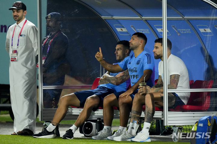 [도하=AP/뉴시스]아르헨티나 훈련장에 모습을 드러낸 세르히오 아구에로 