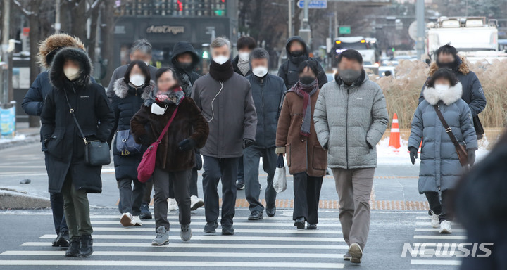 [서울=뉴시스] 권창회 기자 = 지난16일 오전 서울 종로구 광화문 사거리에서 시민들이 두꺼운 옷차림으로 출근하고 있다. 2022.12.16. kch0523@newsis.com