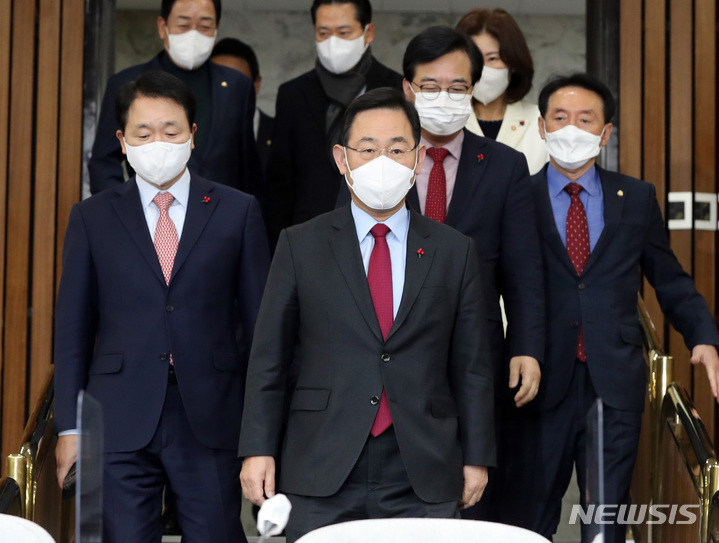 [서울=뉴시스] 전진환 기자 = 주호영 국민의힘 원내대표가 16일 오전 서울 여의도 국회에서 열린 원내대책회의에 참석하고 있다. 2022.12.16. amin2@newsis.com