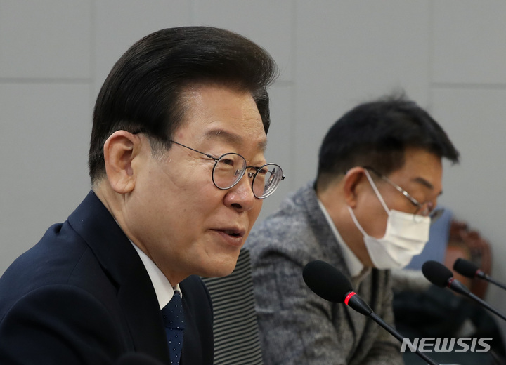 [서울=뉴시스] 전진환 기자 = 이재명(계양을) 더불어민주당 대표가 지난 16일 오전 서울 여의도 국회 의원회관에서 열린 계양 테크노밸리 성공과 인천 철도 주권 확립을 위한 토론회에 참석해 인사말을 하고 있다. 2022.12.16. amin2@newsis.com