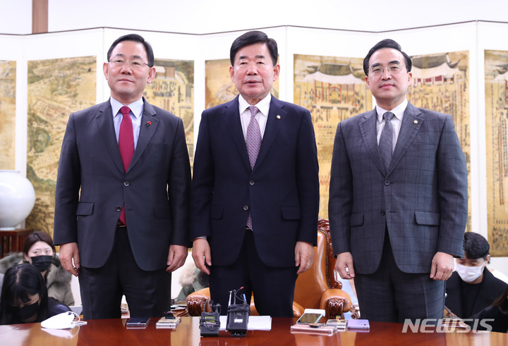 [서울=뉴시스] 전진환 기자 = 주호영(왼쪽) 국민의힘 원내대표와 박홍근(오른쪽) 더불어민주당 원내대표가 16일 오후 서울 여의도 국회에서 김진표 국회의장 주재 원내대표 회동에 참석해 기념촬영을 하고 있다. 2022.12.16. amin2@newsis.com