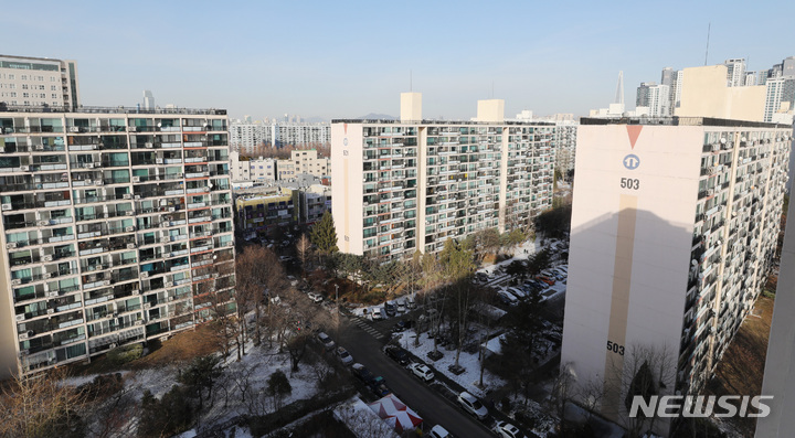 [서울=뉴시스] 김진아 기자 = 개포주공5단지가 1277세대 아파트 단지로 재탄생한다. 서울시는 제22차 건축위원회를 통해 개포주공5단지 재건축 사업을 비롯한 5건의 건축계획안을 통과시켰다고 16일 밝혔다. 강남구 개포주공5단지(강남구 개포동 187번지 일대)는 내년 5월 사업시행계획인가를 거쳐 2024년 착공, 2027년 준공될 예정이다. 사진은 이날 서울 강남구 개포주공5단지. 2022.12.16. bluesoda@newsis.com